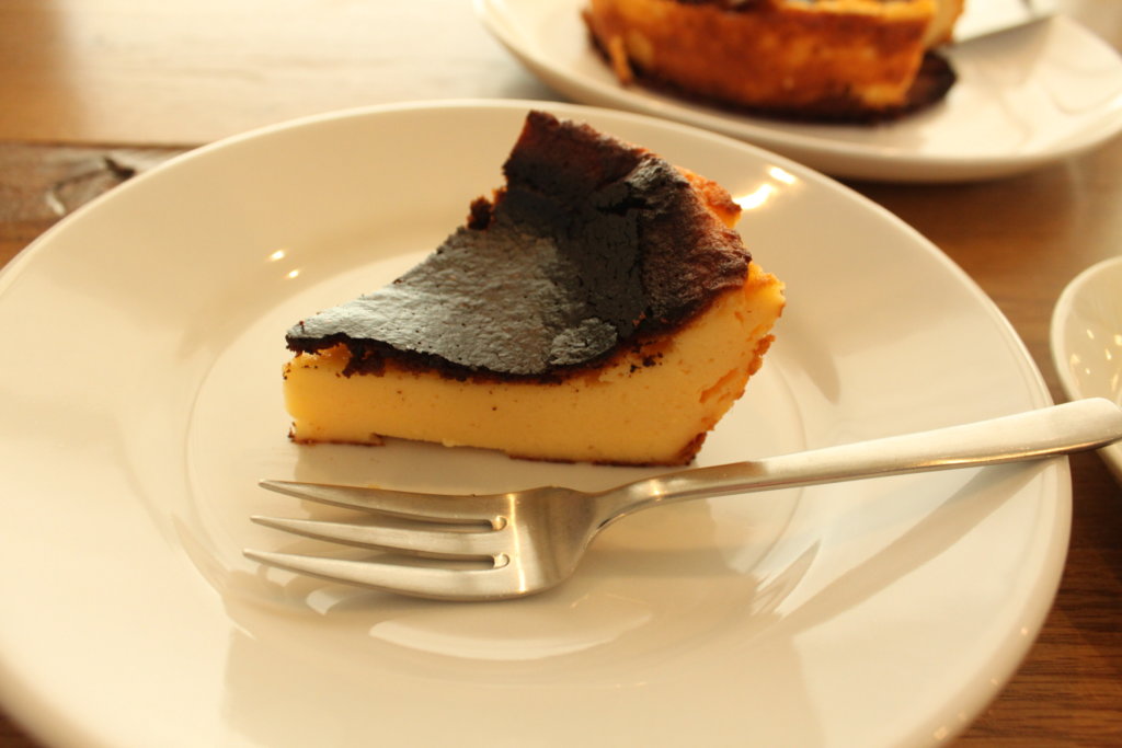 人気レシピ「基本の濃厚バスクチーズケーキ」は混ぜて焼くだけ！一番簡単な作り方