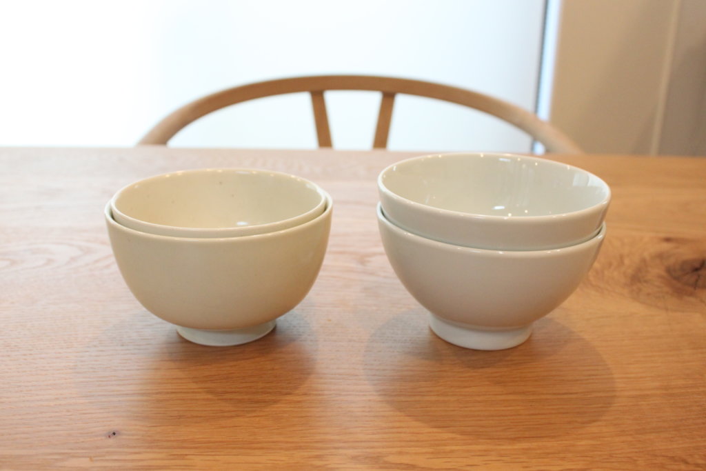 【東屋の花茶碗 土灰】と【無印良品の飯碗 青白釉】のお茶碗を買ったのでブログでご紹介♩
