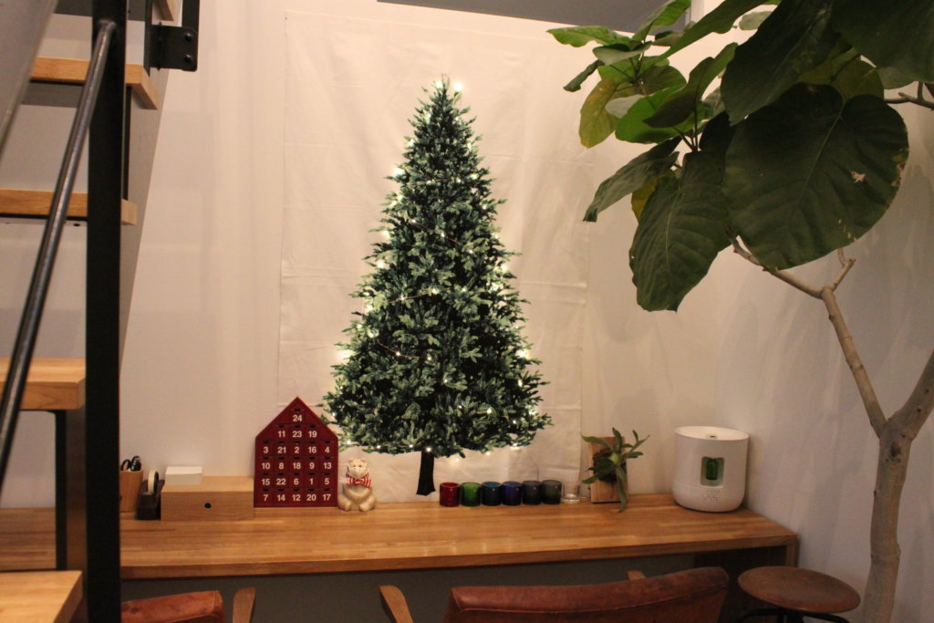 人気の【クリスマスツリータペストリー♡】LEDの飾り方や壁を傷つけない取り付け方法〜（トーカイタペストリー）