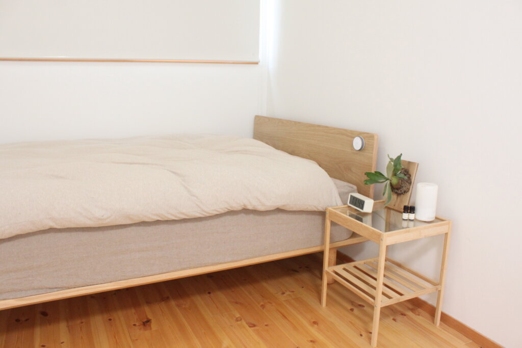 IKEAイケアのおすすめ人気家具「ベッドサイドテーブル」NESNA（ネスナ）を購入♡組み立て方法＆レビュー | 暮らしの音