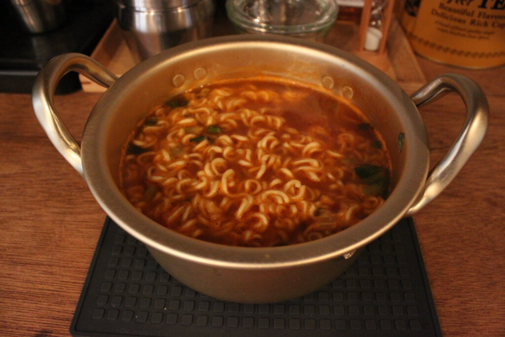 ダイソー ドラマで観た韓国鍋で辛ラーメン アルミ アルマイト鍋はキャンプ アウトドアにおすすめ 使用実例 暮らしの音