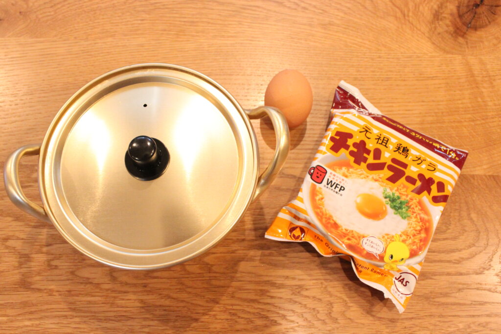 ダイソードラマで観た韓国鍋で辛ラーメン♡アルミ・アルマイト鍋はキャンプ・アウトドアにおすすめ使用実例  暮らしの音