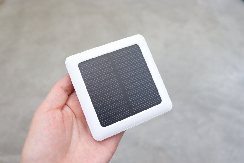 DAISO（ダイソー）ソーラー充電モバイルバッテリーが新登場！災害時の防災アイテム＆アウトドアにおすすめ。
